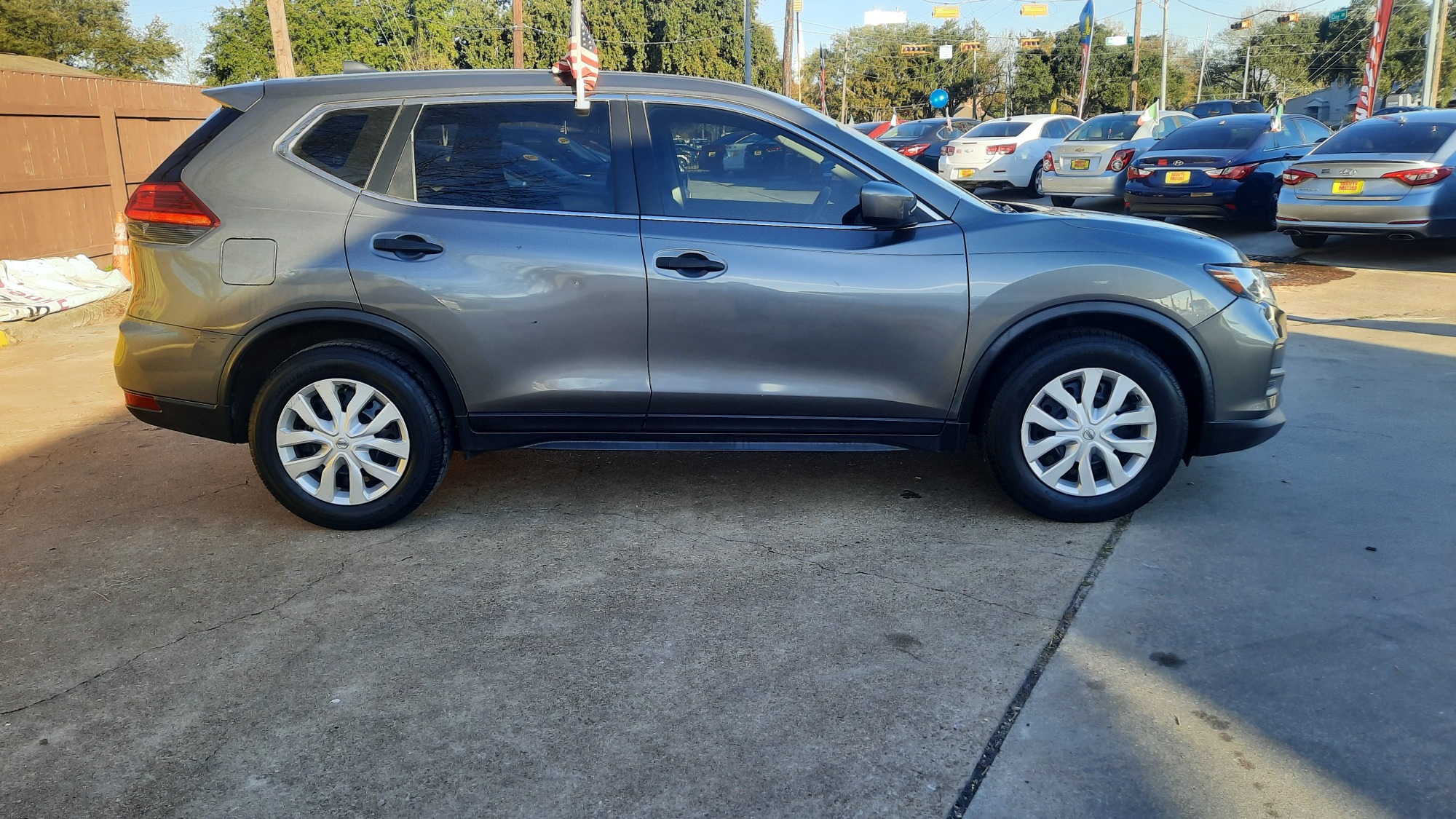 photo of 2017 Nissan Rogue SV 2WD